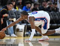 自由球(qiú)员市場(chǎng)顶级球(qiú)员与勇士的(de)对手(shǒu)签约