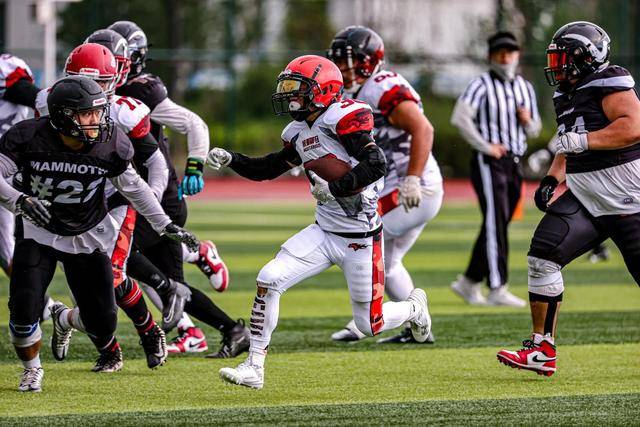 特(tè)朗普(pǔ)痛(tòng)骂NFL新规则 “侮辱橄(gǎn)榄球”，43%脑震荡下降遭無(wú)视？