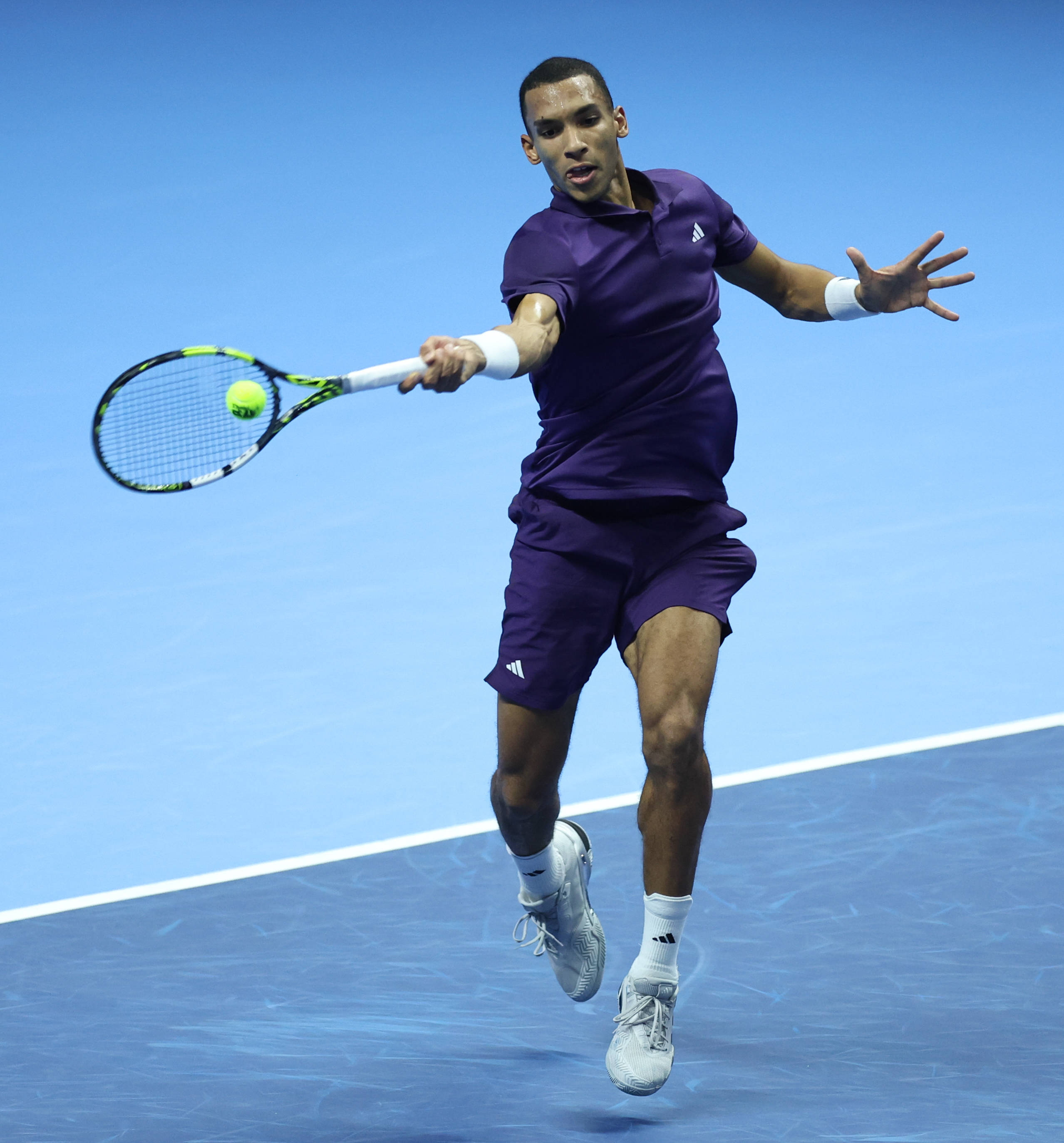 （体育）網(wǎng)球——ATP年終(zhōng)总決(jué)赛：奧(ào)热-阿利亞(yà)西姆(mǔ)胜兹韋(wéi)列夫(fū)