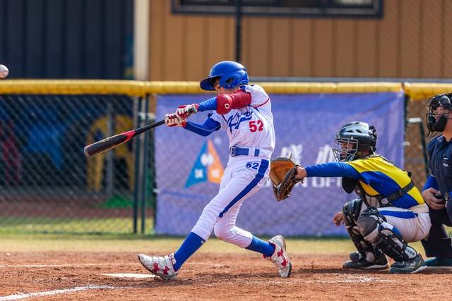 棒球赛场的弧线：少年顾阳的投(tóu)打与制胜