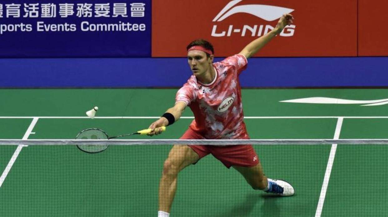 法(fǎ)國(guó)羽毛球(qiú)公開(kāi)赛男單(dān)比(bǐ)赛，安赛龙對(duì)阵马来西亚选手梁峻(jùn)豪，比(bǐ)赛激(jī)烈精彩，安赛龙展現(xiàn)出强大實(shí)力(lì)和冷静应對(duì)能力(lì)