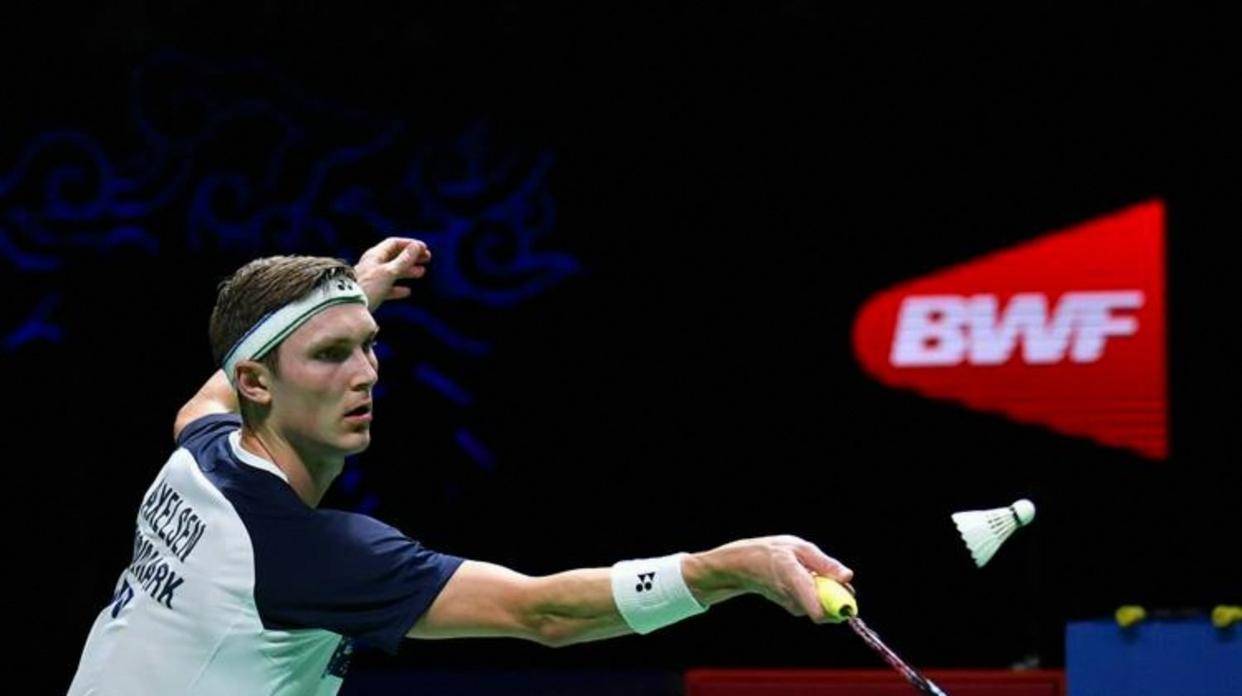 法(fǎ)國(guó)羽毛球(qiú)公開(kāi)赛男單(dān)比(bǐ)赛，安赛龙對(duì)阵马来西亚选手梁峻(jùn)豪，比(bǐ)赛激(jī)烈精彩，安赛龙展現(xiàn)出强大實(shí)力(lì)和冷静应對(duì)能力(lì)