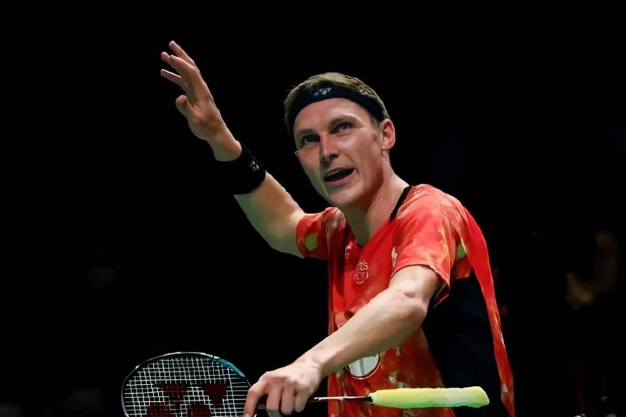 法(fǎ)國(guó)羽毛球(qiú)公開(kāi)赛男單(dān)比(bǐ)赛，安赛龙對(duì)阵马来西亚选手梁峻(jùn)豪，比(bǐ)赛激(jī)烈精彩，安赛龙展現(xiàn)出强大實(shí)力(lì)和冷静应對(duì)能力(lì)