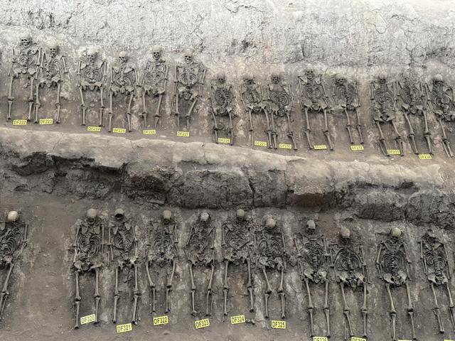 吉林(lín)辽源有座(zuò)山，层层叠叠垒满白骨