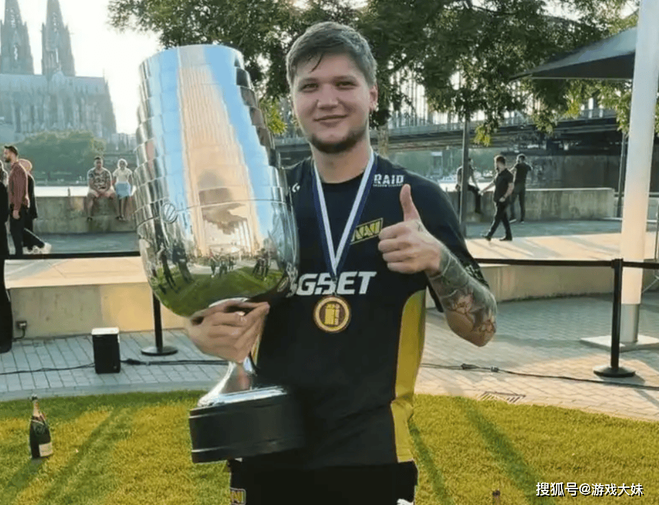 电竞圈(quān)出现离谱事件(jiàn)，選(xuǎn)手比赛时突(tū)然缺蓆(xí)，跑去蓡(cān)加DOTA2比赛