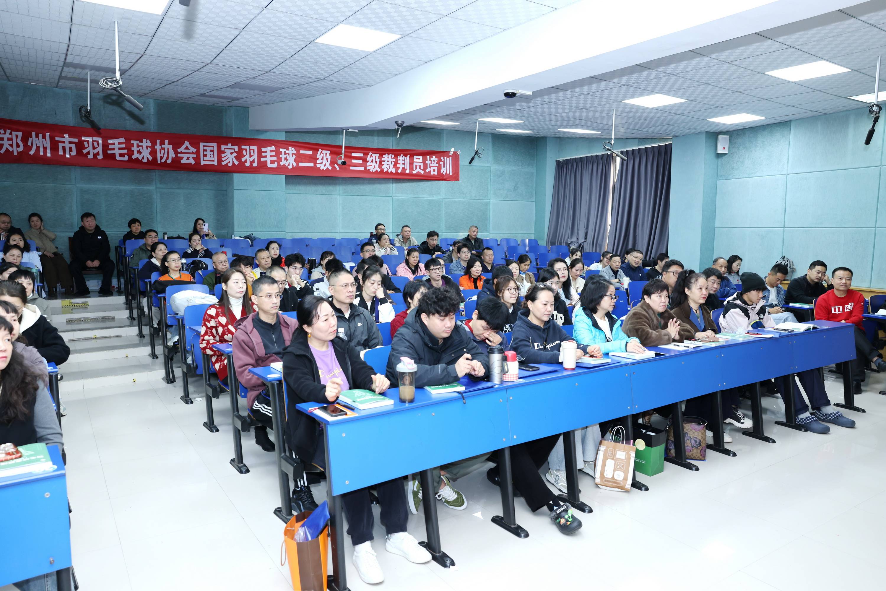 筑牢羽(yǔ)毛球竞赛服务保障人才根基(jī)——鄭(zhèng)州市羽(yǔ)毛球協(xié)会举办羽(yǔ)毛球三級(jí)、二(èr)級(jí)裁判员培训班