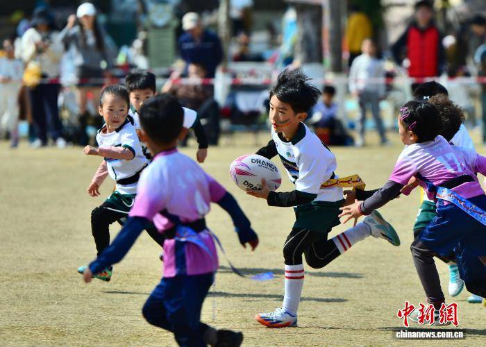 福州：娃娃们比拼橄(gǎn)榄球(qiú)